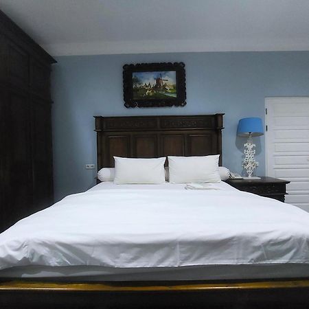 Nonie'S Huis Hotel Medan Ngoại thất bức ảnh